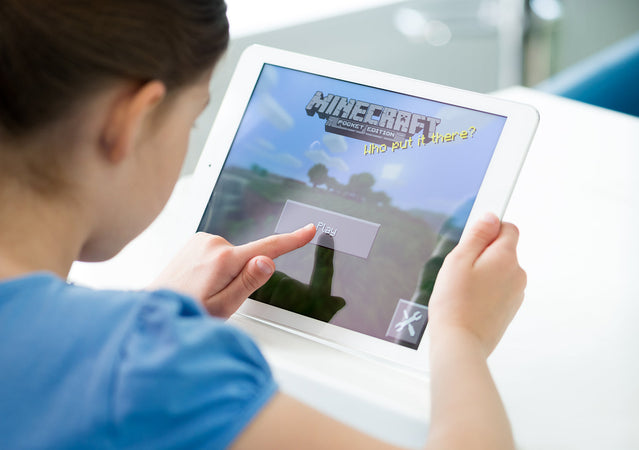 minecraft modding course - Little girl start playing Minecraft game